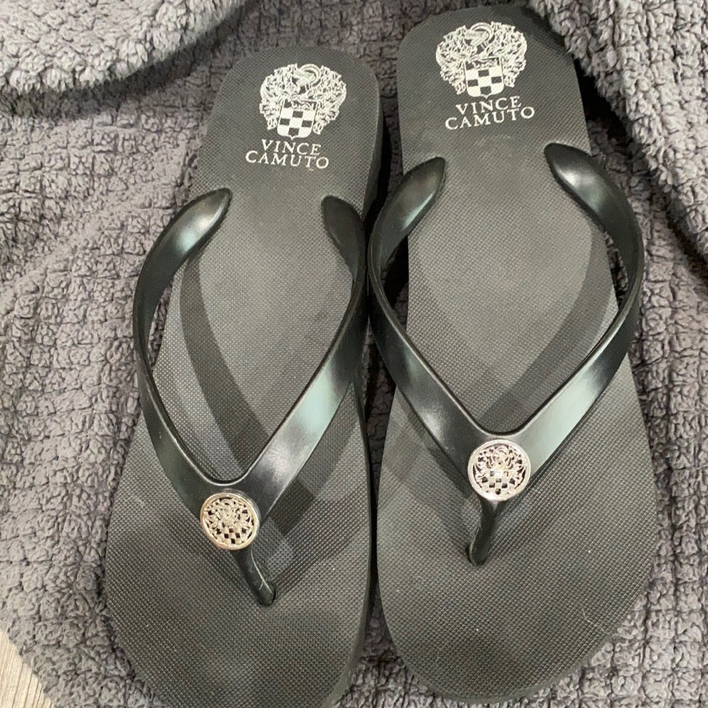 Vince Camino black flip flops